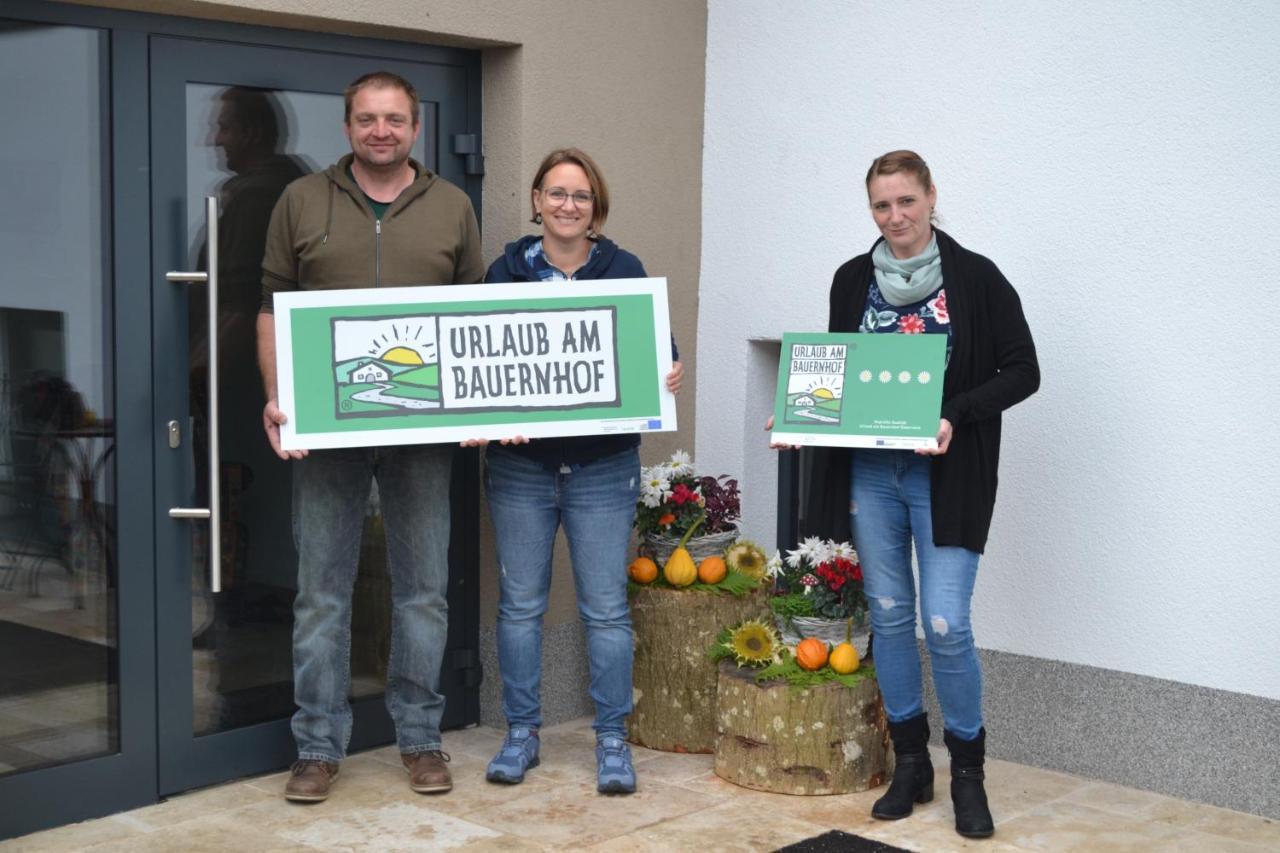 Biohof Auinger, Der Tiererlebnishof Lägenhet Aurach am Hongar Exteriör bild